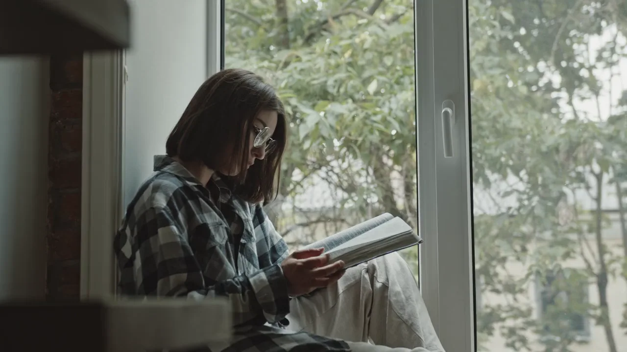 One reading scene, four directions: Underwater window: original frame
